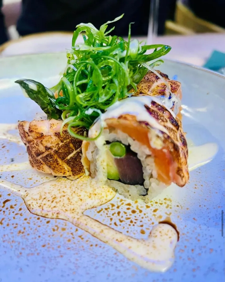 Aburi Sake, flambierter Lachs mit grünem Spargel und getrüffelter Mayo